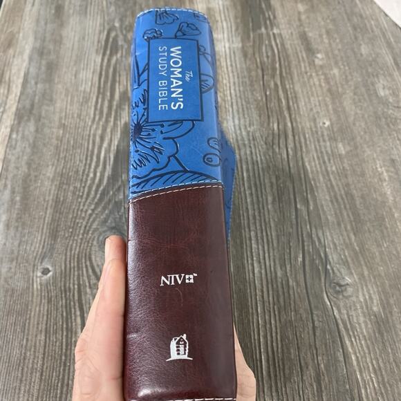 NIV, The Woman's Study - Imitation Leather, by Thomas Nelson; Patterson - Good - Picture 3 of 11